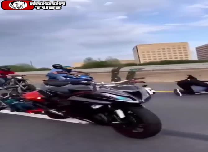 Video: Two consecutive accidents are caused by motorcyclists having fun